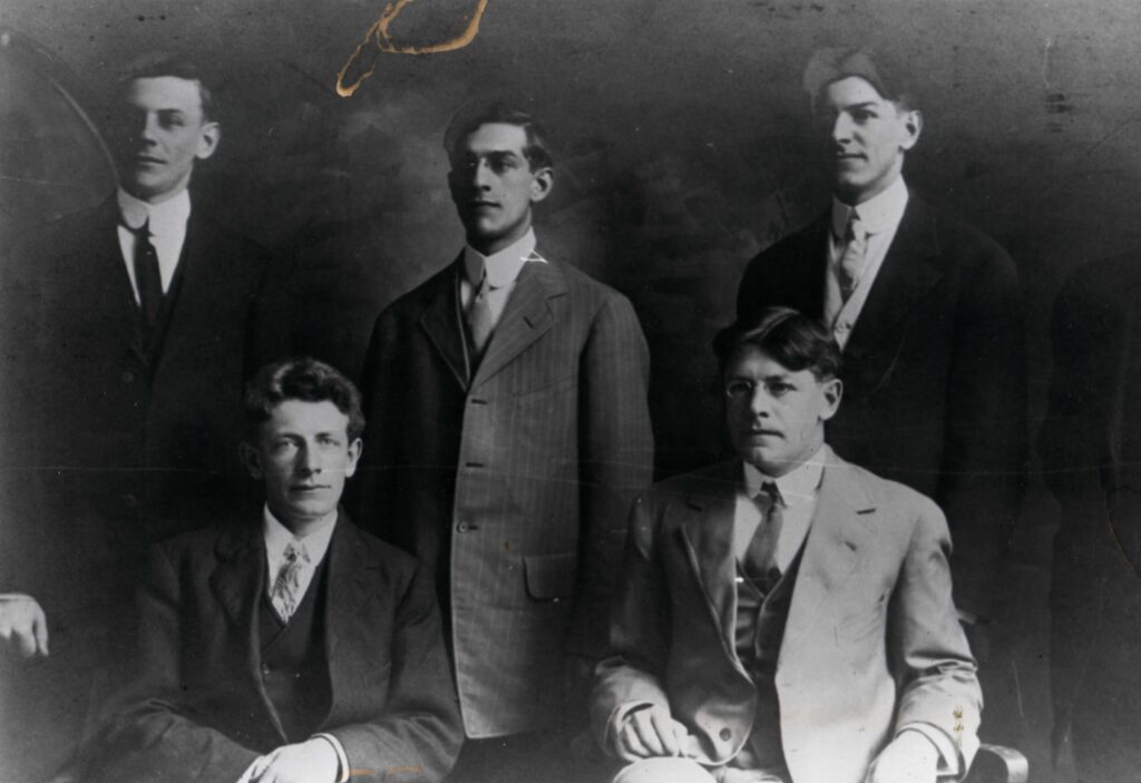 Seven Gilster Brothers & Sisters found the Gilster Milling Company in Steeleville, IL milling the soft wheat flour grown in the region.